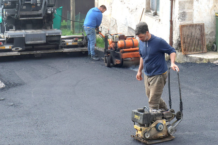 ASFALTIRANJE CESTE SKOZI TOPOL 01 FOTO LJUBO VUKELIČ